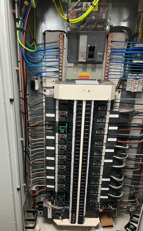 Large distribution board with busbars and MCCB